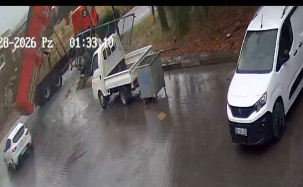 Eskişehir'de damperi açık kalan kamyon sanayi sitesinin kapısını böyle yıktı