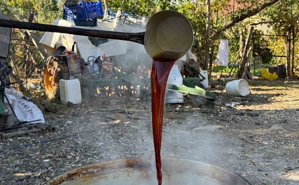 Eskişehir'de geleneksel yöntemlerle pekmez mesaisi