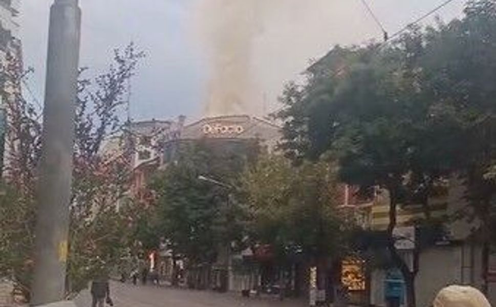 Eskişehir'de giyim mağazasının çatısında yangın çıktı