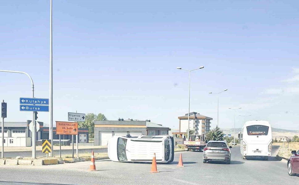 Eskişehir'de hafif ticari araç devrildi: 5 yaralı