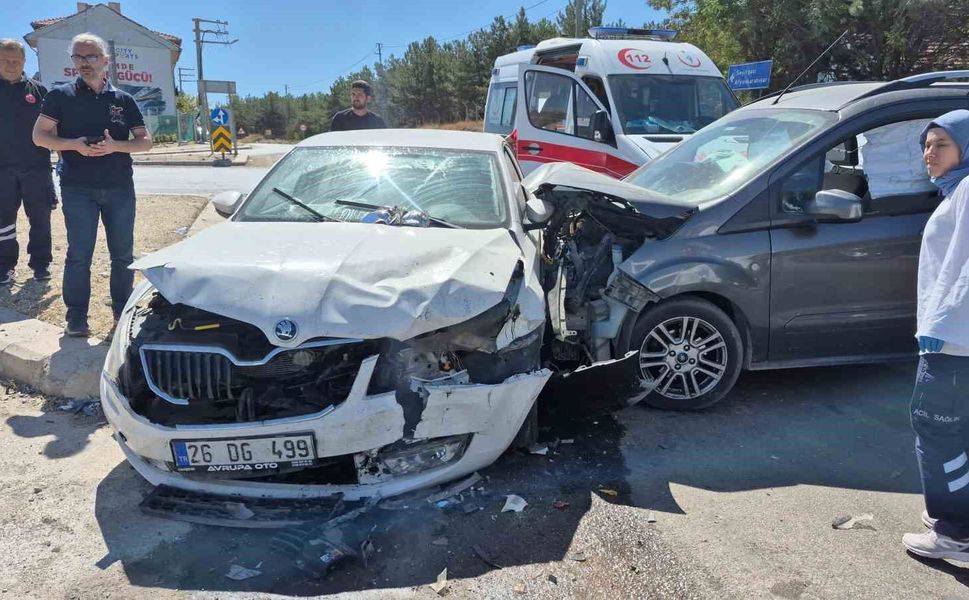 Eskişehir'de hafif ticari araç ile otomobil çarpıştı: 3'ü çocuk 7 yaralı