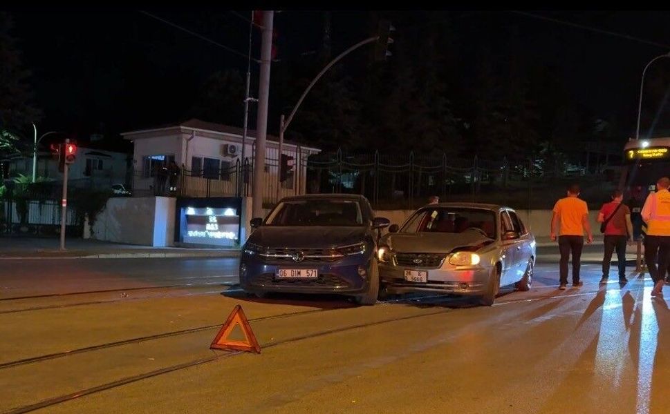 Eskişehir'de iki otomobil çarpıştı: 2 yaralı