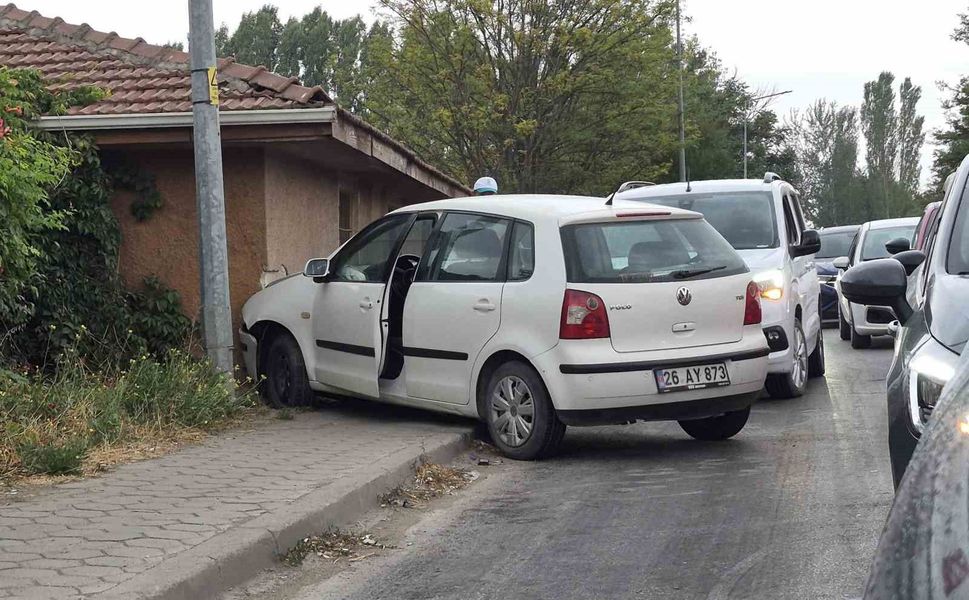 Eskişehir'de kontrolden çıkan otomobil duvara çarptı