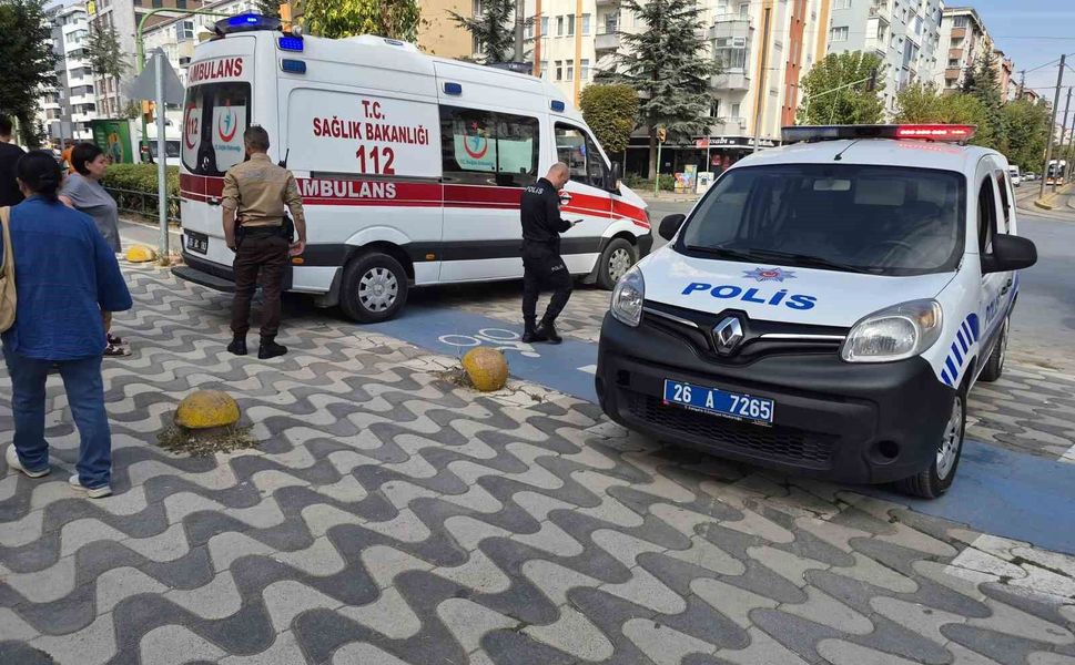 Eskişehir'de otomobilin çarptığı yaşlı kadın yaralandı