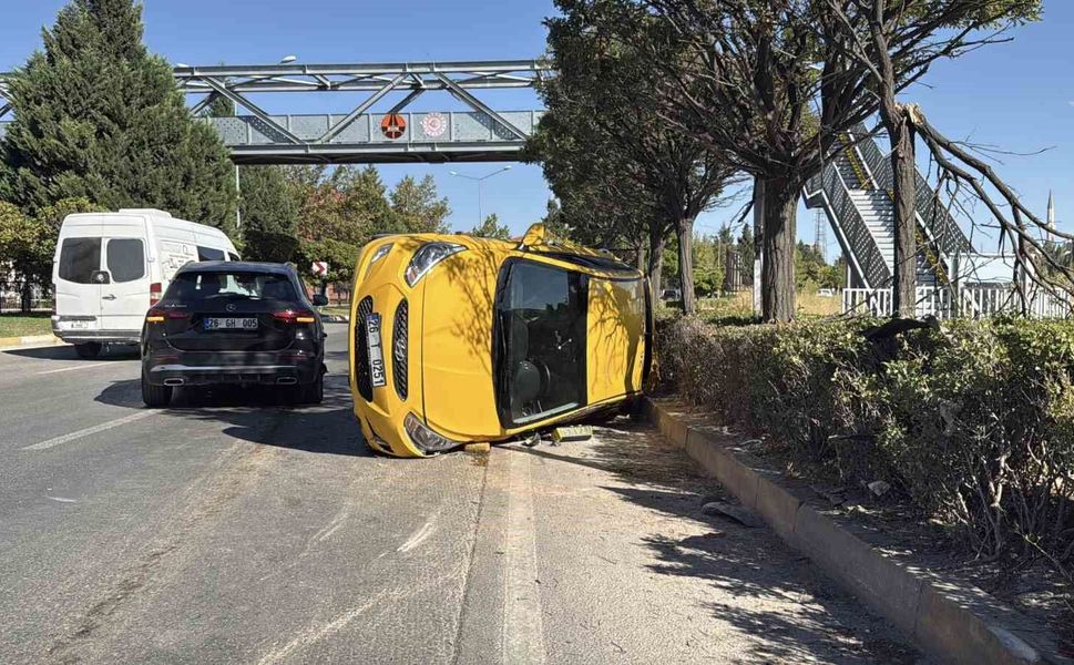 Eskişehir'de ticari taksi ile SUV çarpıştı: 2 sürücü yaralandı