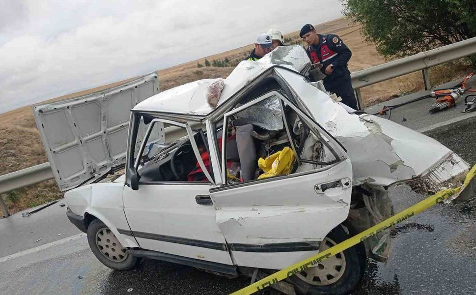 Eskişehir'de tır otomobile arkadan çarptı: 2 ölü