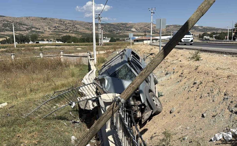 Eskişehir'de virajı alamayan araç refüje devrildi: 1'i ağır 3 yaralı