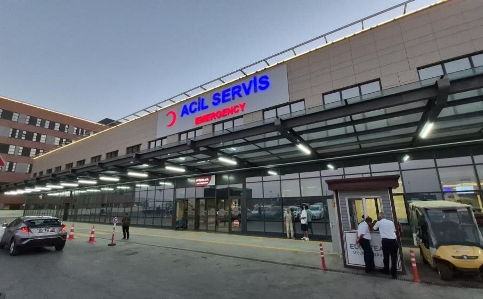 Evde baygın halde bulunan yaşlı çift hastaneye kaldırıldı