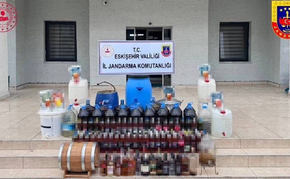 Evinde kaçak içki üretmek için damıtma sistemi kuran şüpheli yakalandı