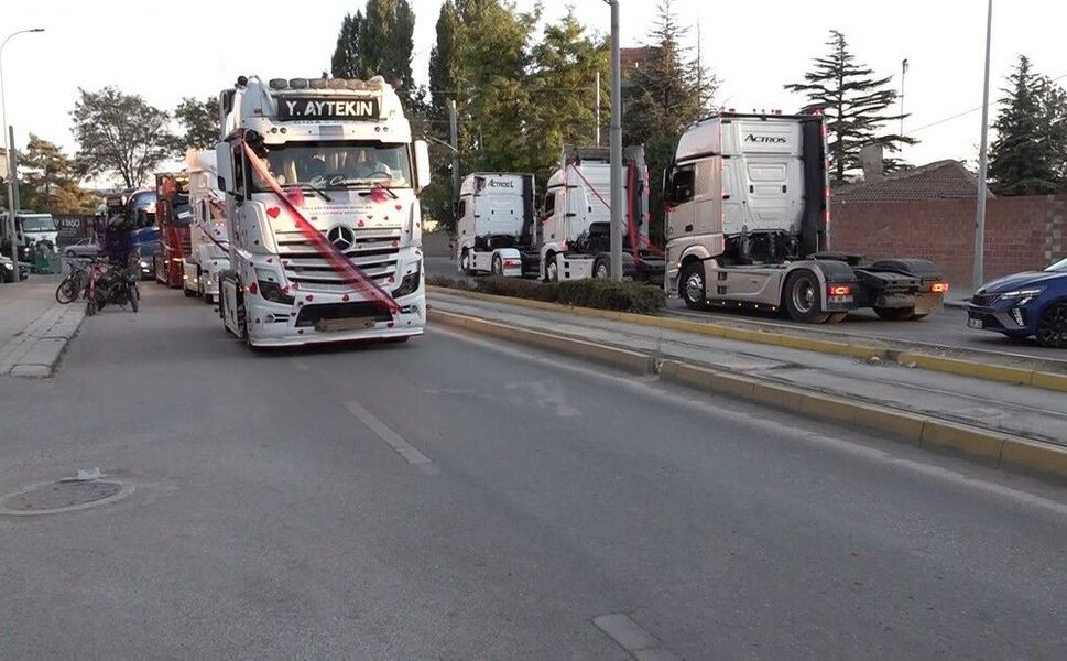 Evlenen yeğenine tır konvoyu sürprizi yaptı