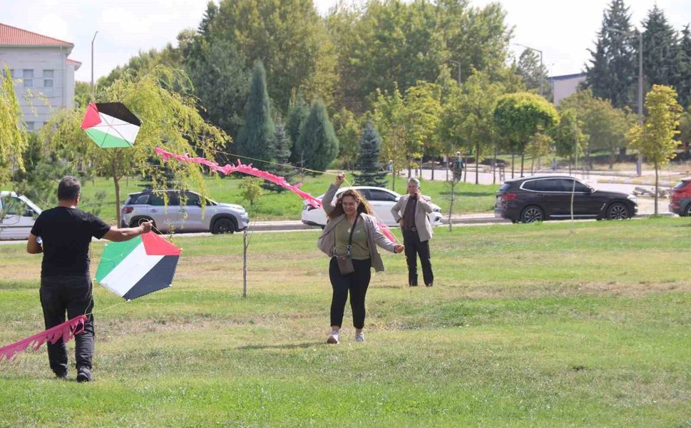 Gazze'deki çocuklar için gökyüzüne uçurtma bıraktılar