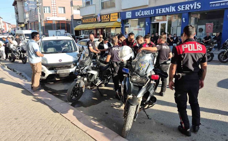 Hafif ticari aracın çarptığı motosikletli polis yaralandı