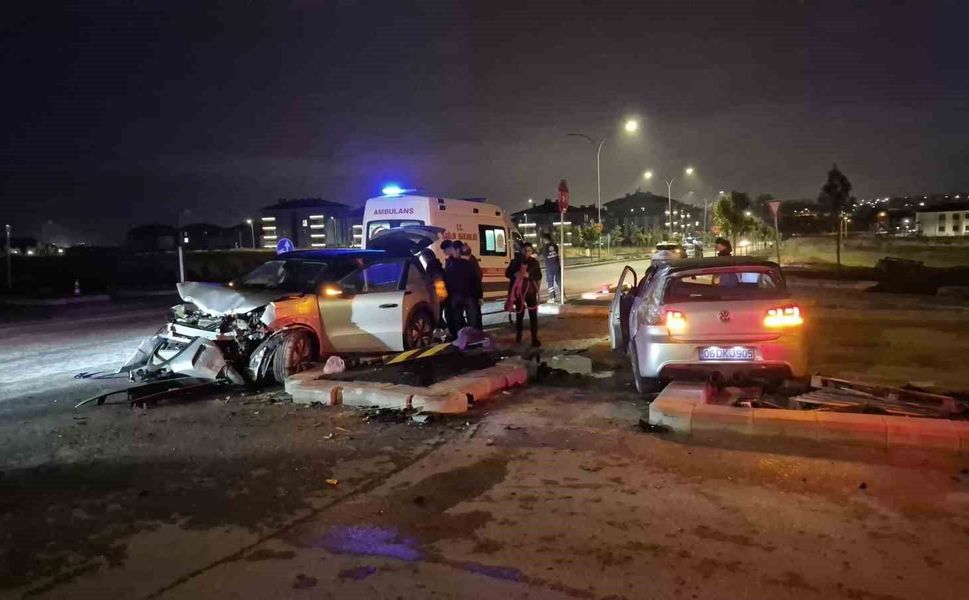 Kavşakta çarpışan 2 araç adeta hurdaya döndü: 3 yaralı