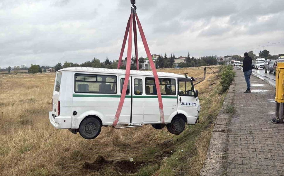 Kazaya karışan minibüs tarlaya uçtu, 1 kişi yaralandı