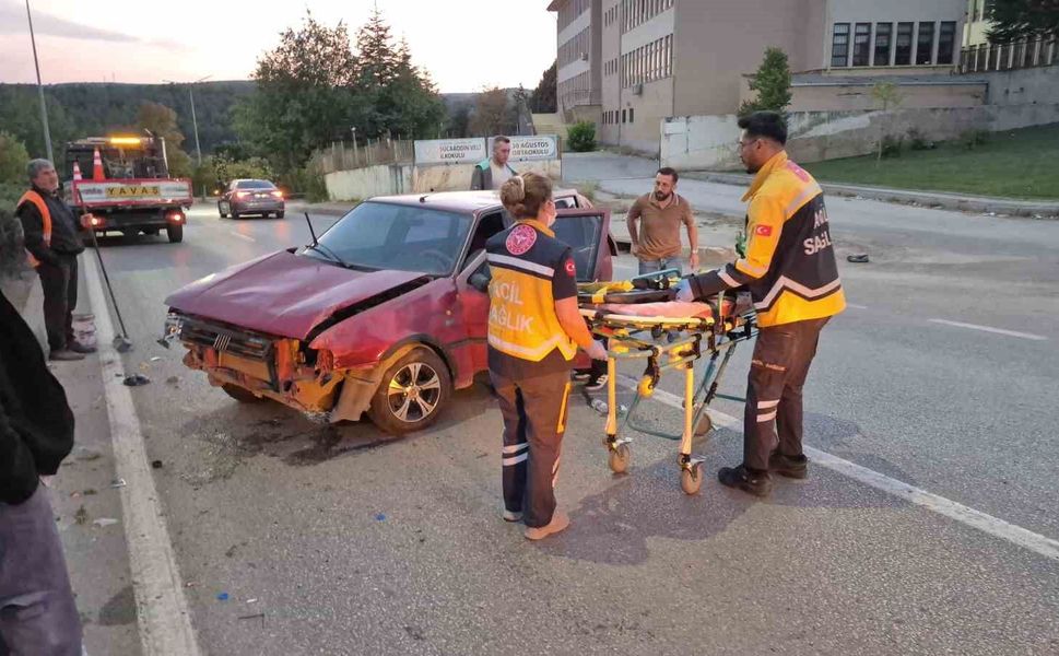 Kontrolden çıkan otomobil aydınlatma direğine çarptı, sürücü yaralandı