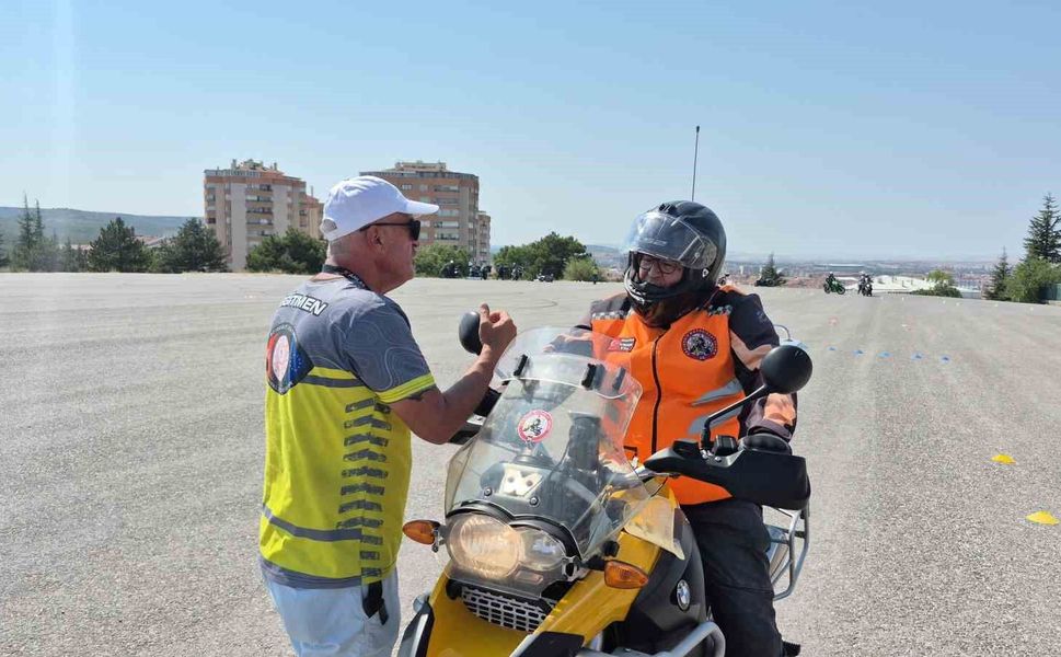 Motosiklet sürücülerine hayati eğitim