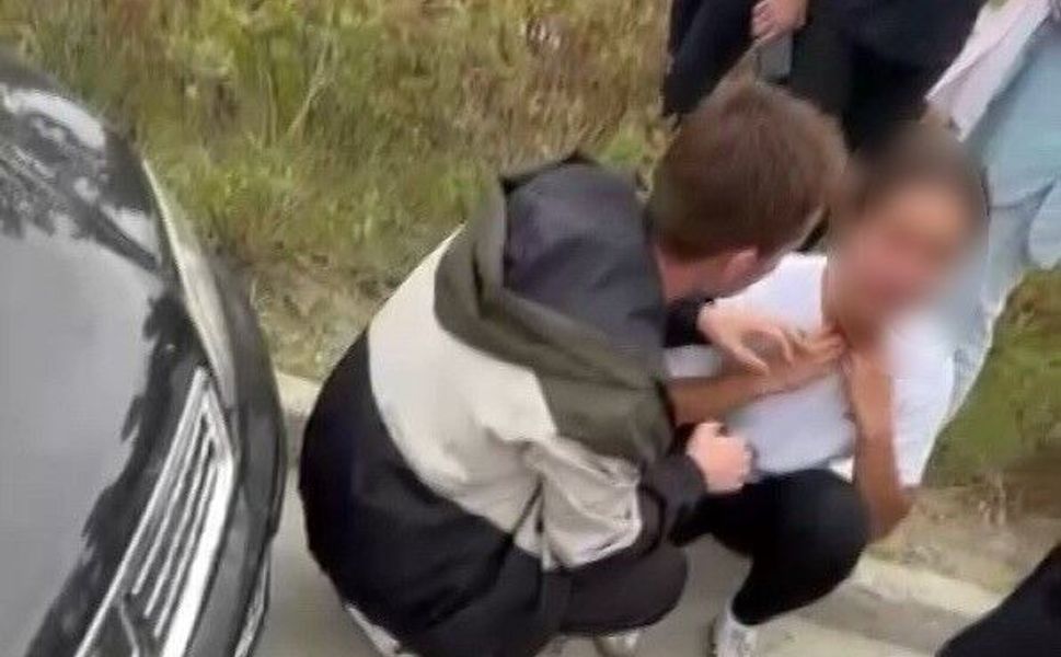 Ön tekeri kırılan otomobilin sürücüsü sinir krizi geçirdi