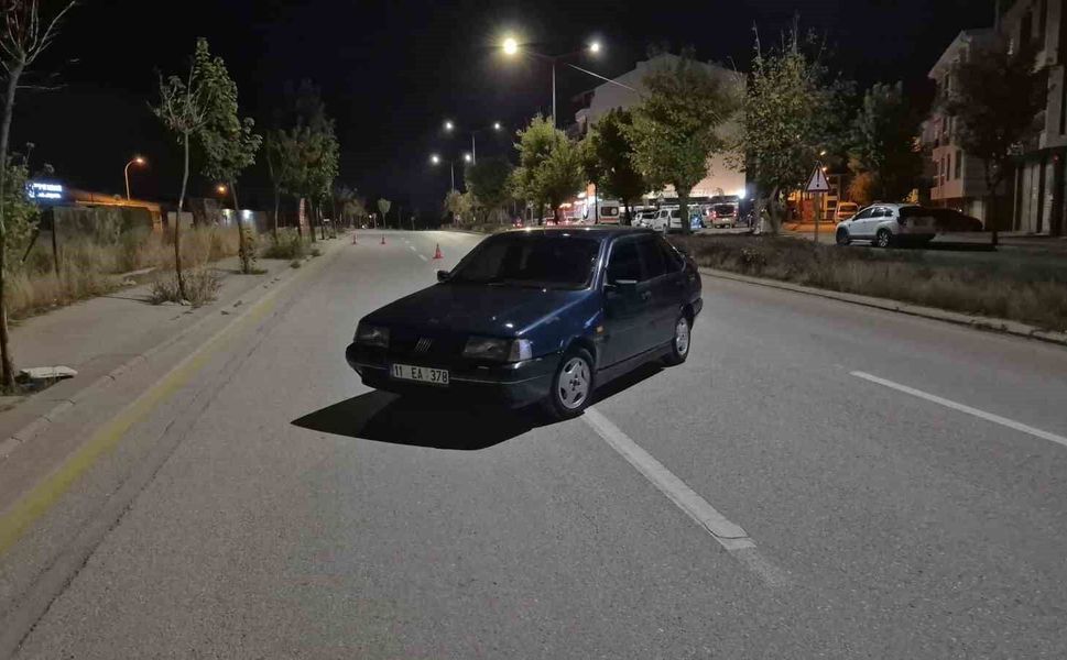 Polis ekiplerince durdurulan sürücü otomobilini terk edip kaçtı