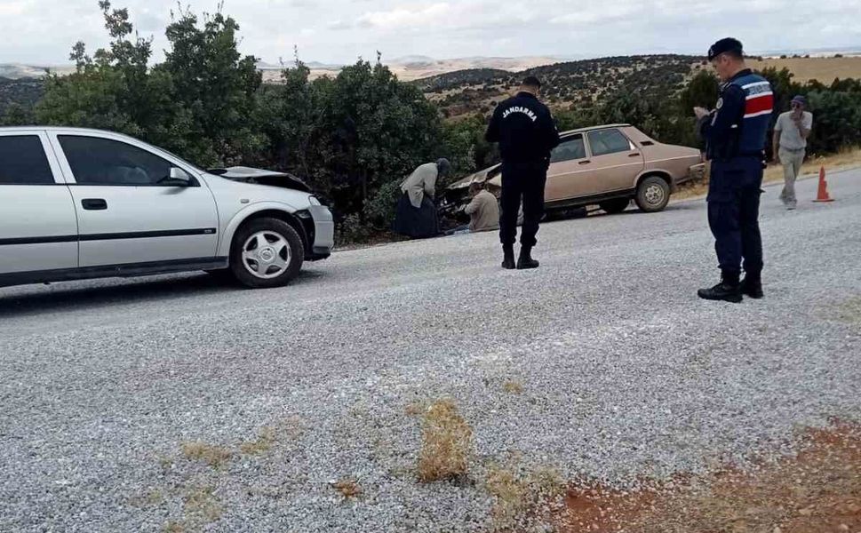 Sivrihisar'da otomobiller kafa kafaya çarpıştı: 1'i ağır 2 yaralı