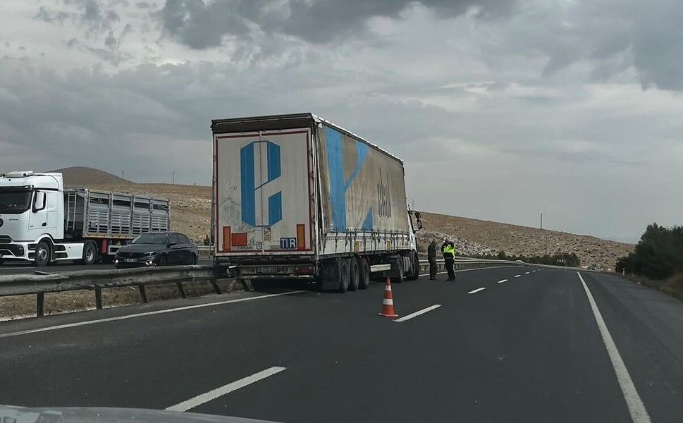 Sivrihisar'da tır bariyerlere çarptı: Şans eseri yaralanan olmadı