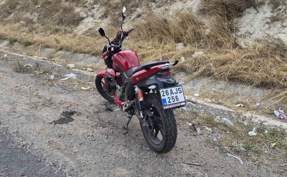 Tekeri kilitlenen motosikletten düşen sürücü yaralandı