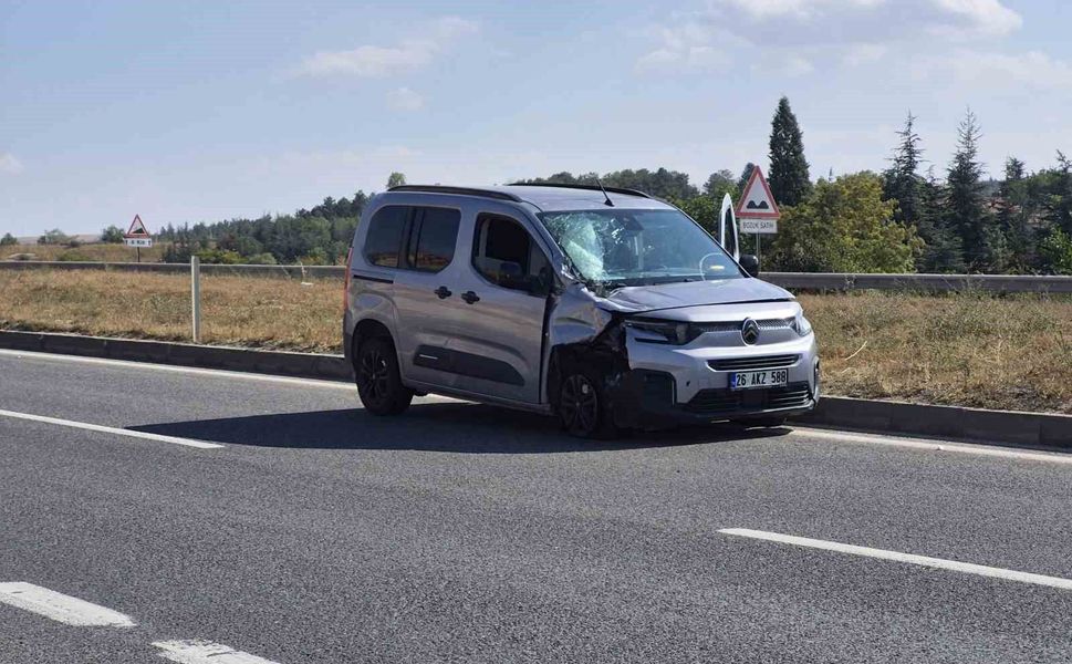 Tıra arkadan çarpan hafif ticari aracın sürücüsü yaralandı