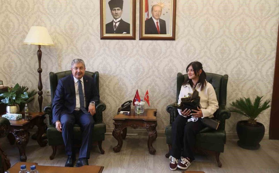 Yerde bulduğu Türk bayrağını kaldıran kurye valilikte ağırlandı
