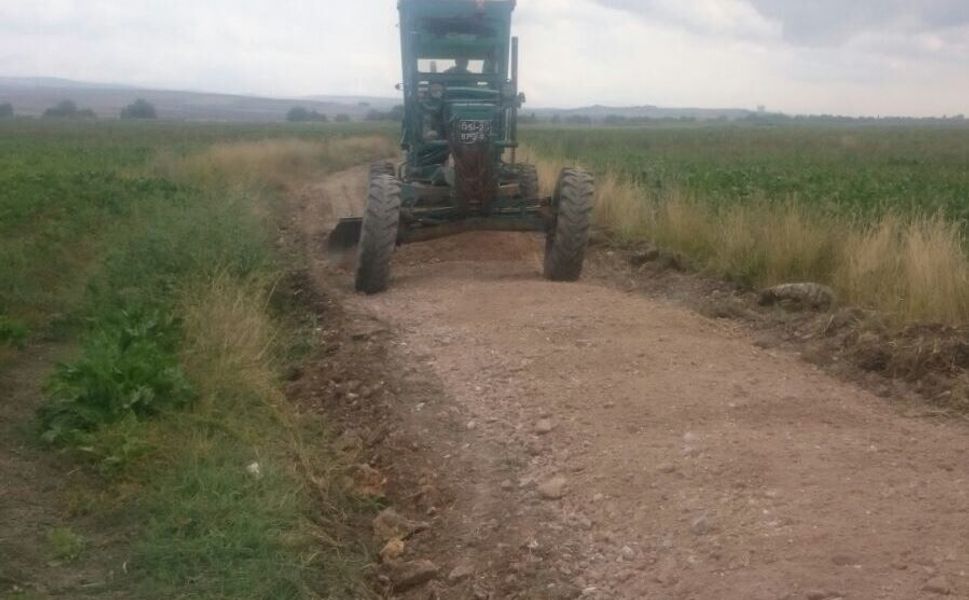 Çamur ve Su Birikintilerine Karşı Sahaya İndiler! İnönü’de Yollar İçin Seferberlik