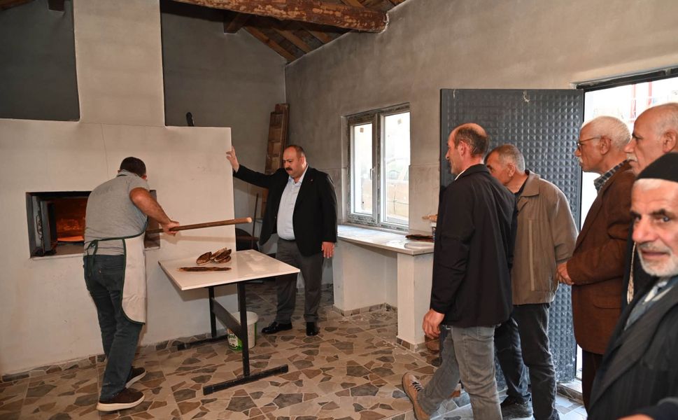 İnönü’de Yeni Fırın Ve Tandır Evi Hizmete Açıldı: İlk Pideler Başkan Hamamcı’ya İkram Edildi