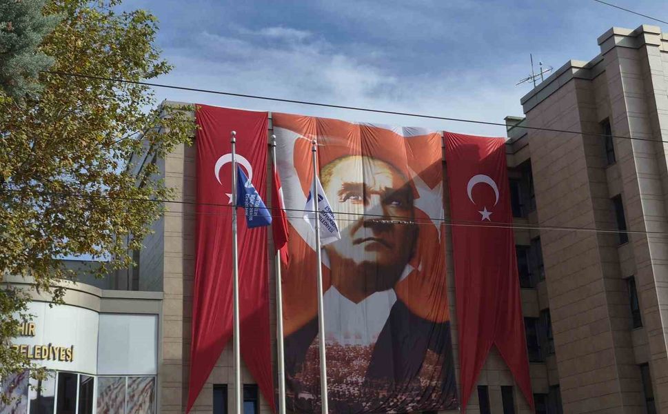 29 Ekim öncesi binalar dev Türk bayraklarıyla donatıldı