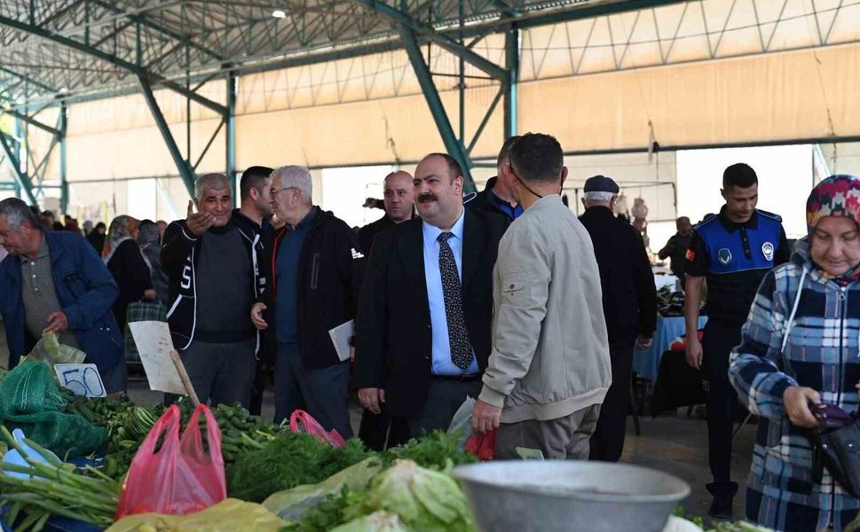Başkan Hamamcı pazarda esnaf ve vatandaşlarla buluştu