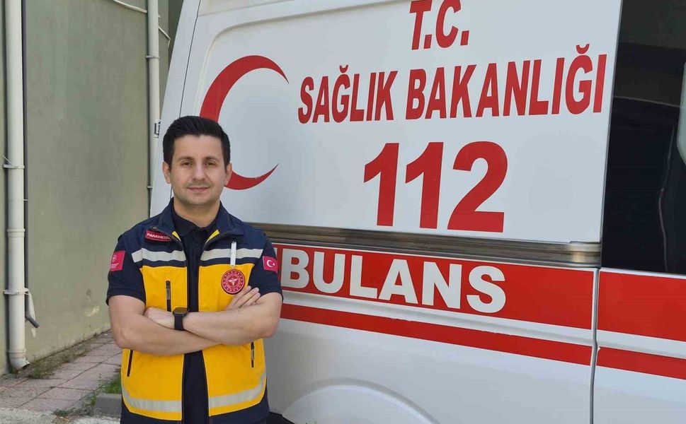 Bir yandan acil hastalara müdahale ederken, diğer yandan bilimsel çalışmalar yürütüyor