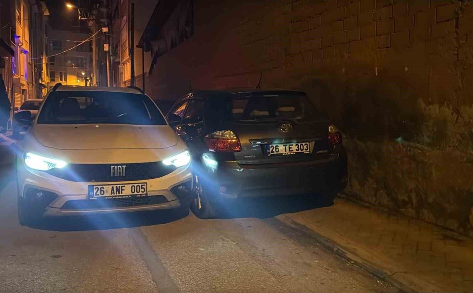 'Dur' ihtarına uymayıp polisin üzerine araç süren alkollü sürücü park halindeki araca çarptı