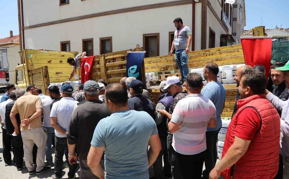 Eskişehir Büyükşehir Belediyesinden üreticiye sıvı gübre desteği