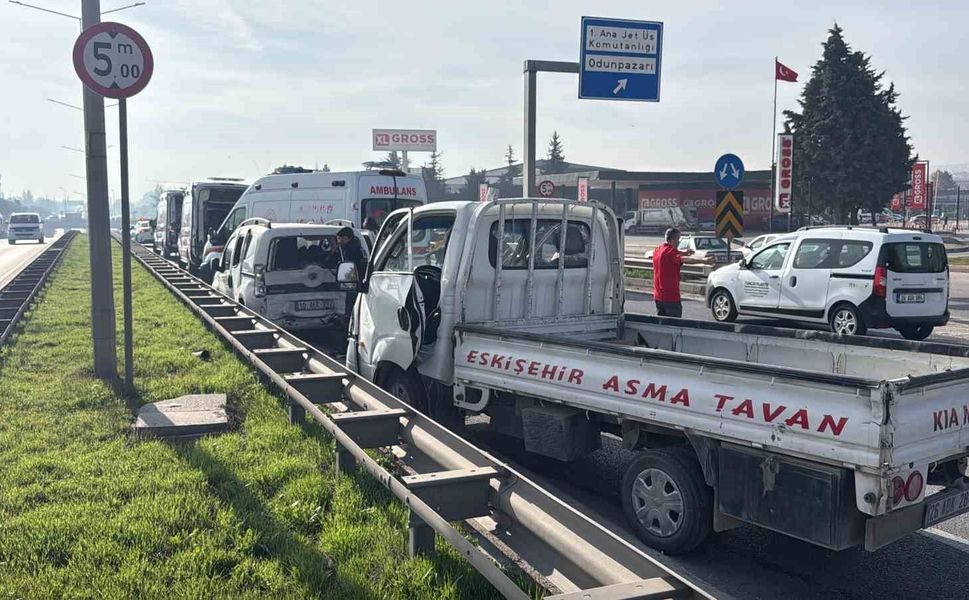 Eskişehir çevreyolunda pikap hafif ticari araca çarptı: 7 yaralı