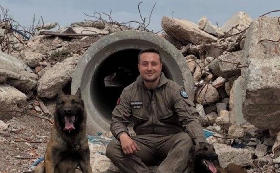 Eskişehir İtfaiyesi'nin arama kurtarma köpekleri zorlu sınavı başarıyla geçti