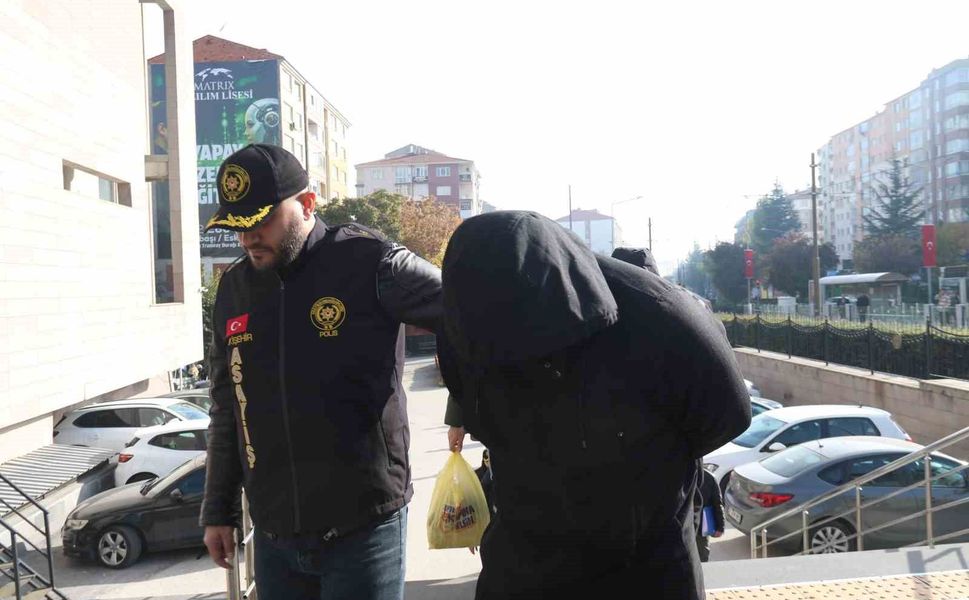 Eskişehir merkezli 5 ildeki fuhuş operasyonunda yakalanan 17 şüpheli adliyeye sevk edildi