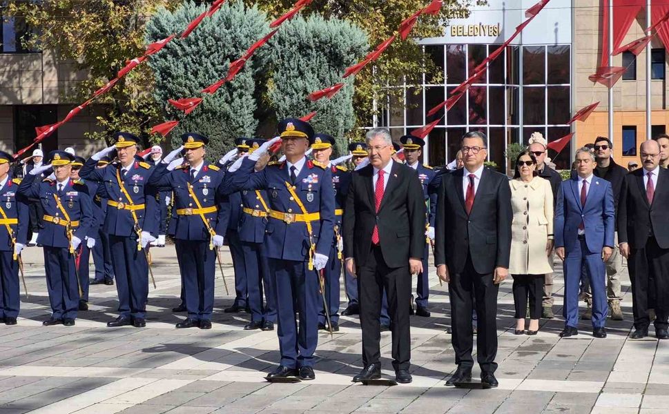 Eskişehir'de 29 Ekim Cumhuriyet Bayramı çelenk sunma töreniyle başladı