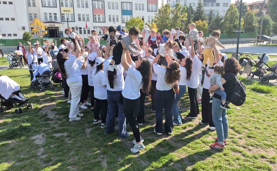 Eskişehir'de 75 anne aynı anda bebekleriyle birlikte egzersiz yaptı