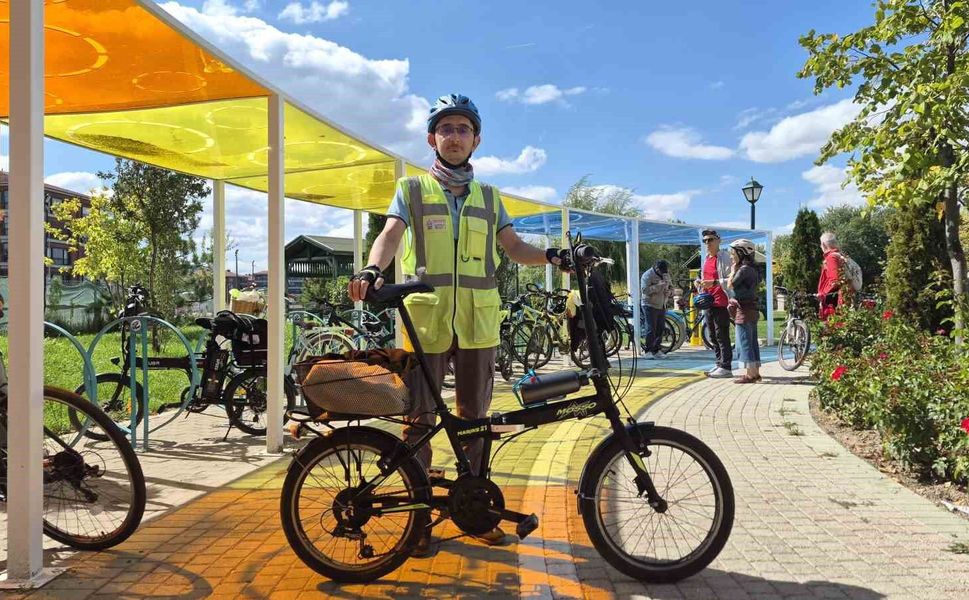 Eskişehir'de bisiklet tutkunları, 'Görünür ol güvende ol' sloganıyla pedallara bastı