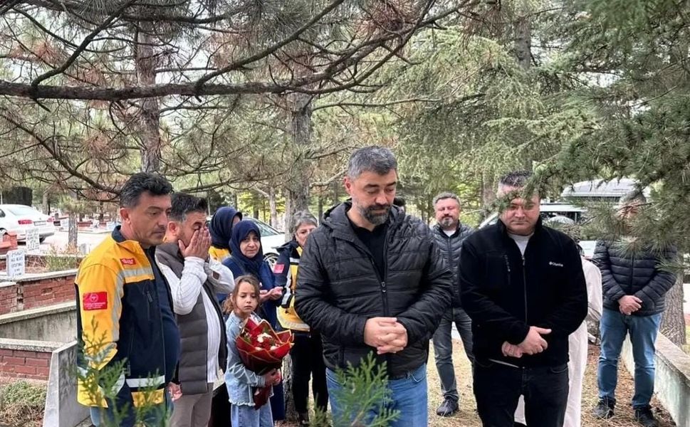 Eskişehir'de görev şehidi sağlık çalışanı kabri başında anıldı
