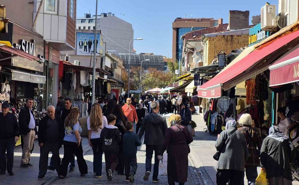 Eskişehir'de güneş yüzünü gösterdi, çarşıda adım atacak yer kalmadı