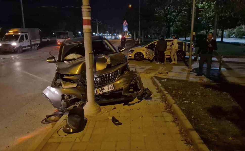 Eskişehir'de iki araç kavşakta çarpıştı: 3 yaralı