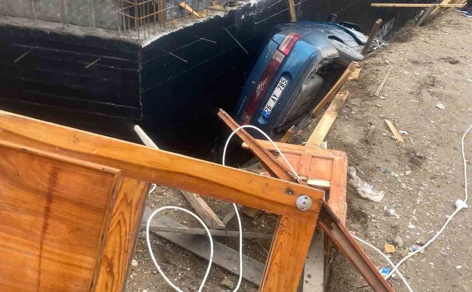Eskişehir'de kontrolden çıkan otomobil inşaatın temeline uçtu