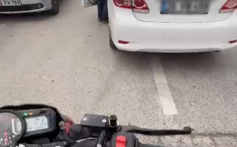 Eskişehir'de motosikletli ile sürücü arasında 'emekli polis' tartışması
