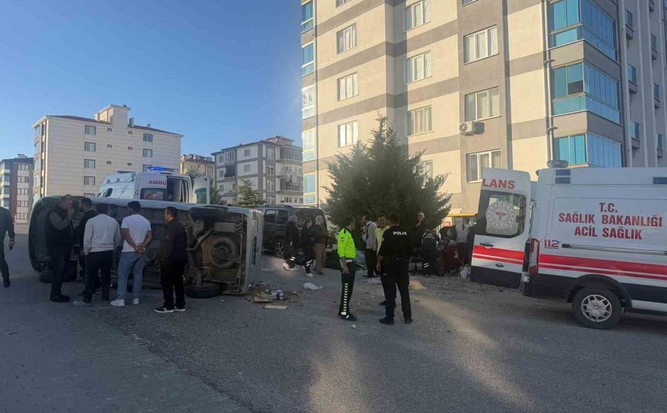Eskişehir'de otomobil minibüsle çarpıştı: 5 yaralı