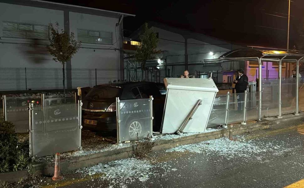 Eskişehir'de otomobil tramvay durağına daldı: 1 yaralı