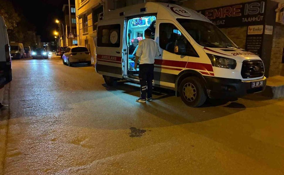 Eskişehir'de otomobile yandan çarpan motosikletli yaralandı