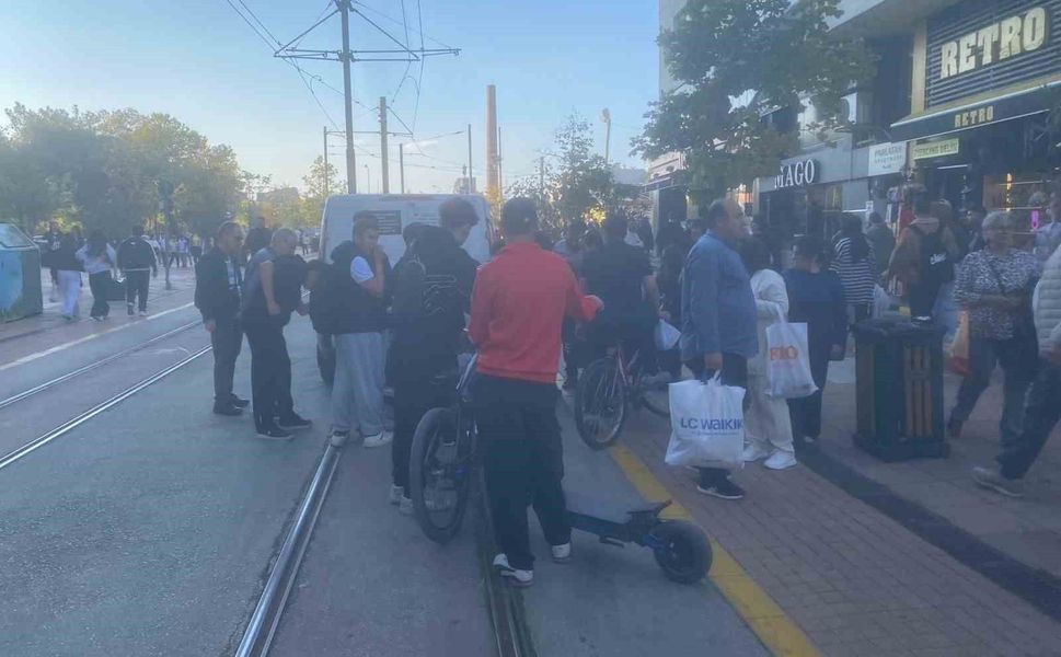 Eskişehir'de scooter ile araç çarpıştı: Çevredeki vatandaşlar yardıma koştu