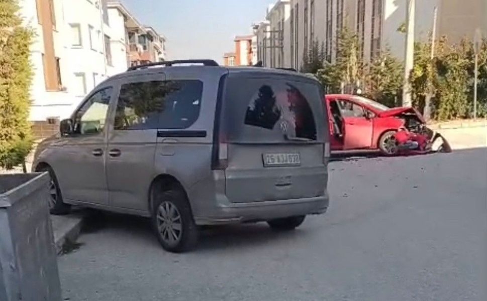 Eskişehir'de ticari araçla çarpışan otomobilin ön tarafı parçalandı